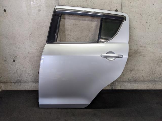 スイフト DBA-ZC72S 左リアドア Ｈ25　シルバー/ZMU　キズ多少有　※個人宅には発送不可　68004-71L00