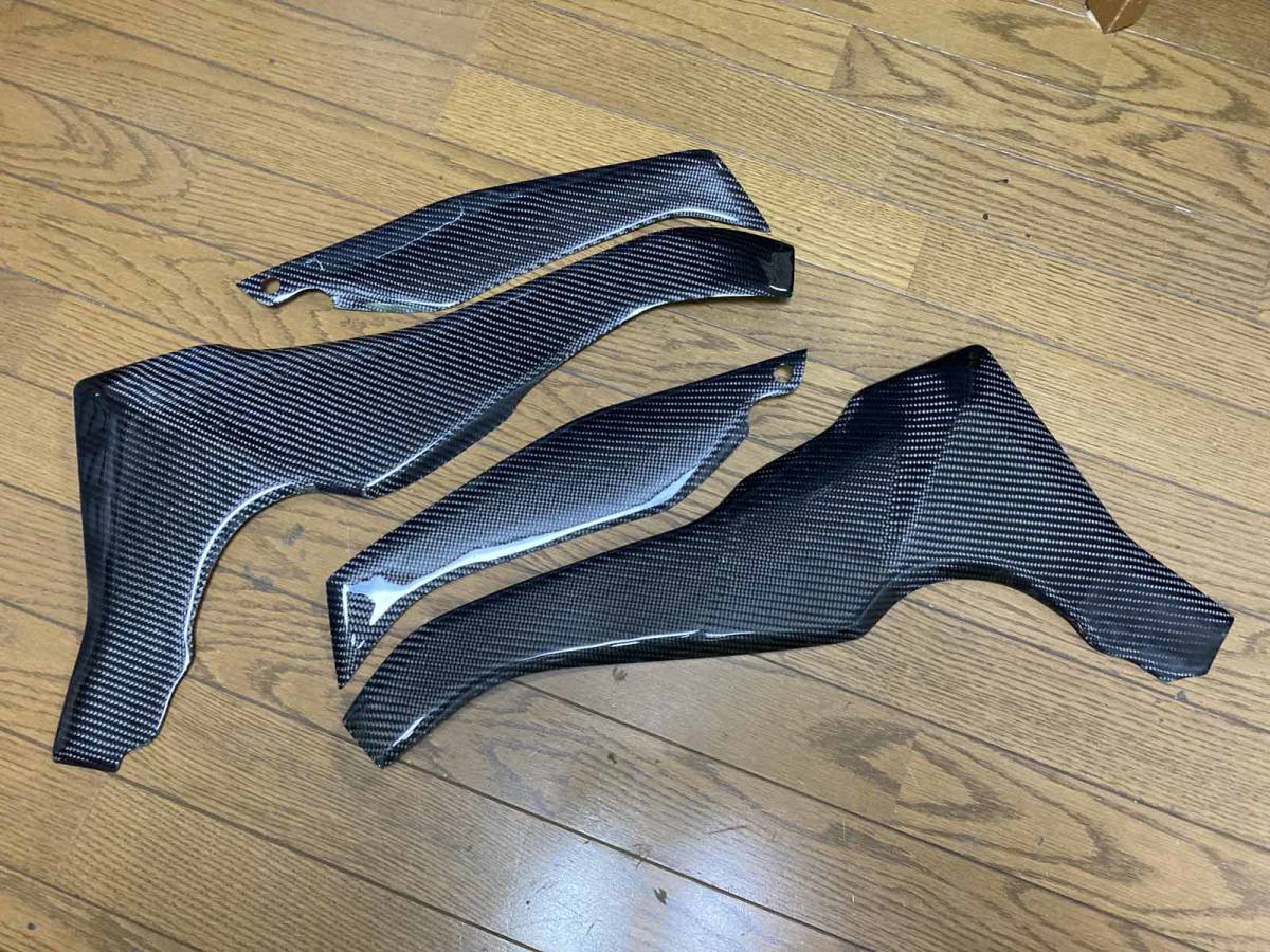 カワサキZ1000 綾織りカーボン製フレームガードとサイドカバーガード