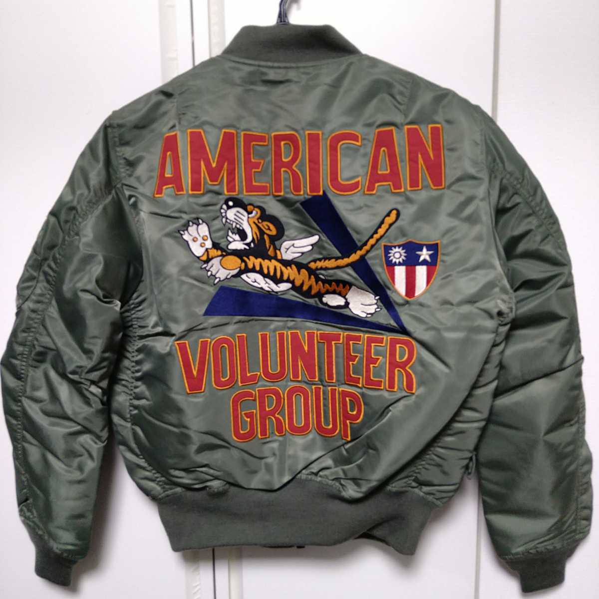 品質保証，セール AVIREX/ メンズM/MA-1フライトジャケット/AMERICAN VOLUNTEER GROUP/フライングタイガース/セージ/6102173/ジャンパー ブルゾン(Mサイズ)｜売買されたオークション情報、yahooの商品情報をアーカイブ公開 - 男性用