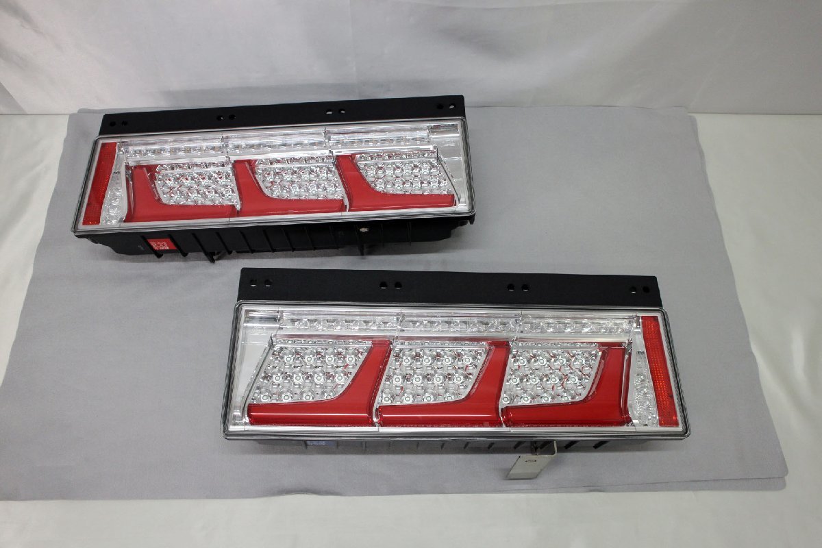□中古品□KOITO 3連LEDテールランプ 220-11075 24V レッドVer.（管理