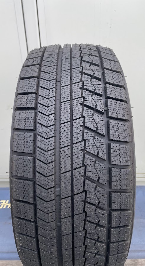 22111401　　中古タイヤ　【ばり山】　BRIDGESTONE 　BLIZZAK 　VRX　235/45R17　94S　20年製　1本