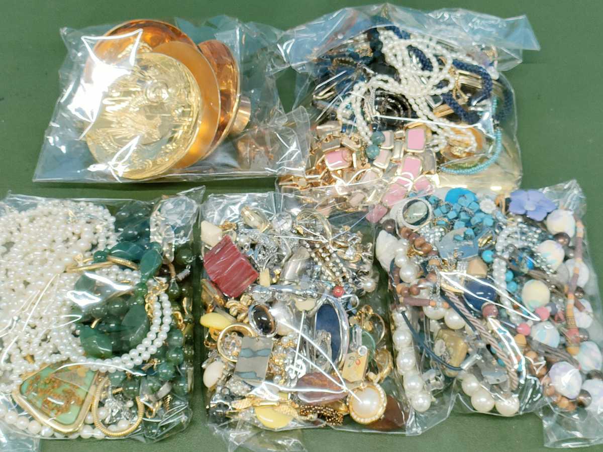 070 遺品整理品 アクセサリー ブローチ ネックレス 指輪 など無選別 