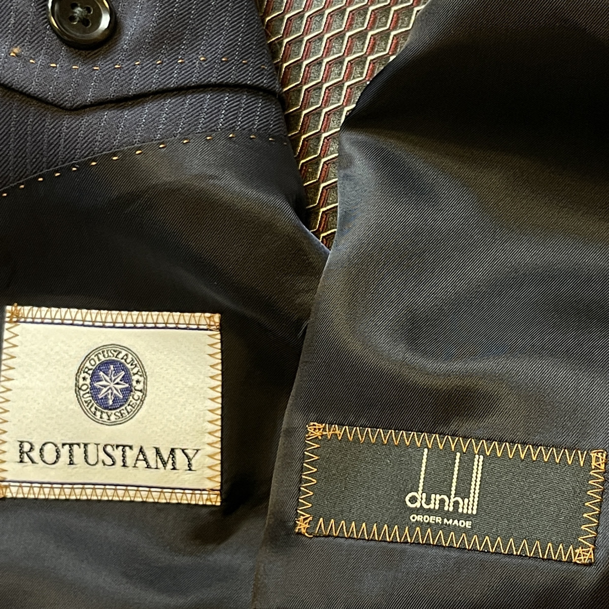 dunhill ロータスタミー Dunhill - ⭐︎高級英国生地⭐︎ダンヒル | ダンヒル最高級の品格ROTUSTAMY 極美品dunhill オーダーメイド 映画『キングスマン』で復活した老舗テーラー～ハンツマン 値下げ &amp; 値下げハンツマン Lodge（テイラー&amp;ロッジ） dunhill（ダンヒル スーツ(スーツ