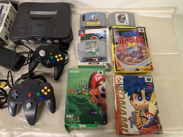 F3-024 NINTENDO64 本体 ×2 / ソフト ×6 / コントローラー ×4(HORI含む) / 周辺機器 等 まとめてセット 動作未確認・ジャンク