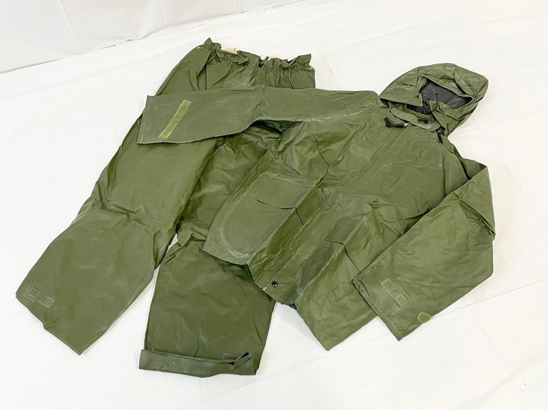  米軍放出品 品 レインウエア上下セット Mサイズ レインパーカー レインパンツ カッパ 雨具 キャンプ アウトドア 100 CL3E(その他)｜売買されたオークション情報、yahooの商品情報をアーカイブ その他