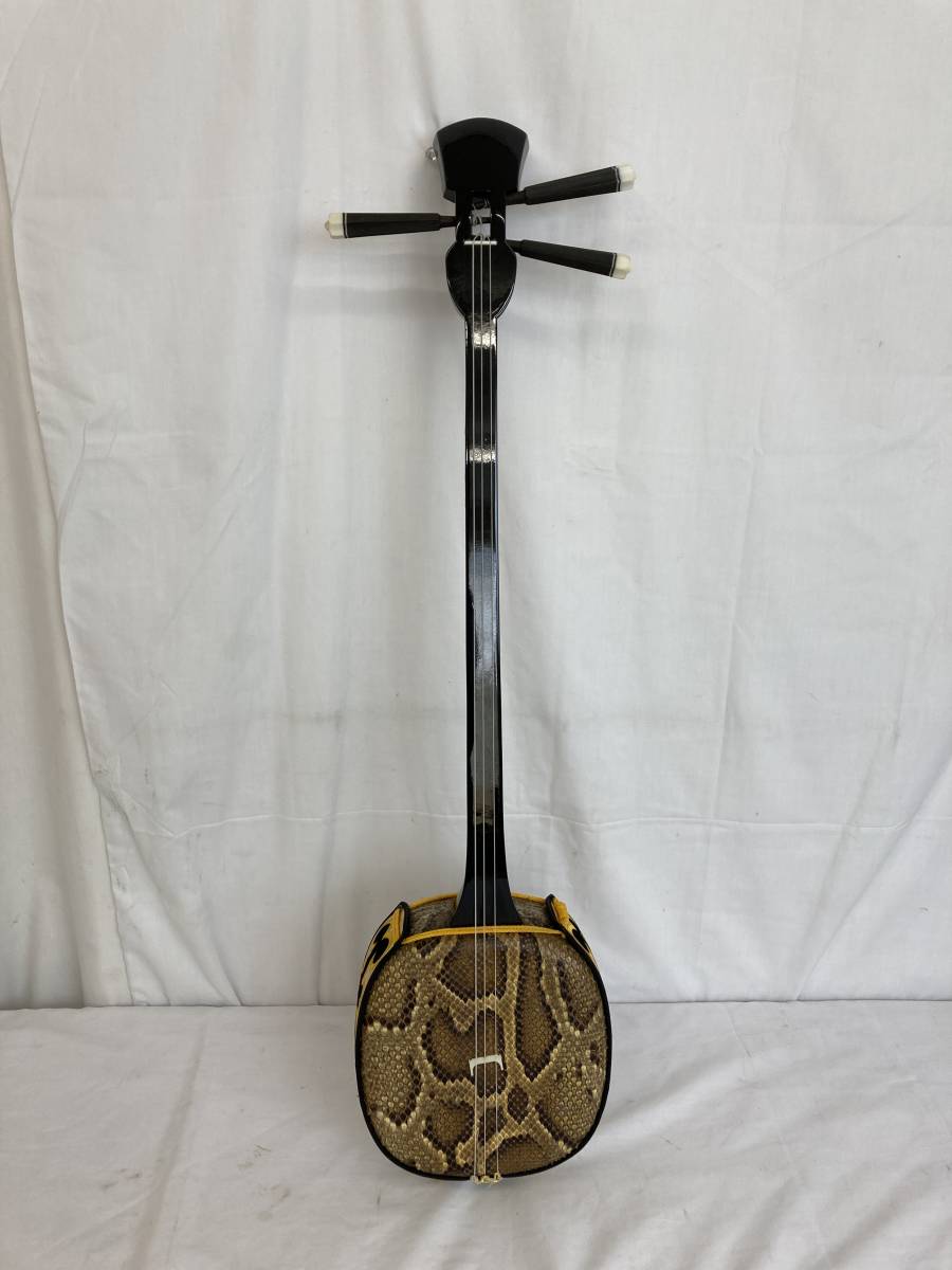 OM39】(O)沖縄三味線 蛇革 ソフトケース付き 三味線 サイズ 約80×19×