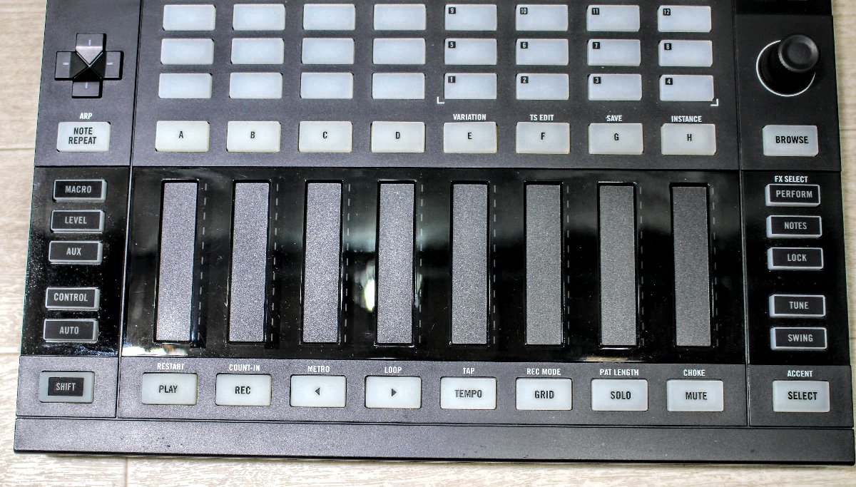デジタル・インストゥルメント 作曲ソフト＋音源付きコントローラー NATIVE INSTRUMENTS / MASCHINE Jam ネイティブインストゥルメンツ A91