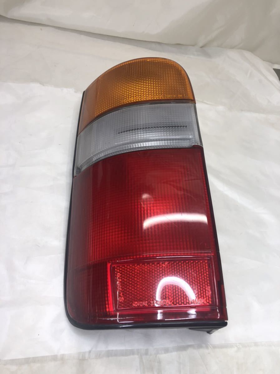 A80 トヨタ 100系 ハイエース 純正 左側　テールランプ Koito33-08031 5c 4，800 円 テールランプ ハイエース | レジアス ZERO 5型