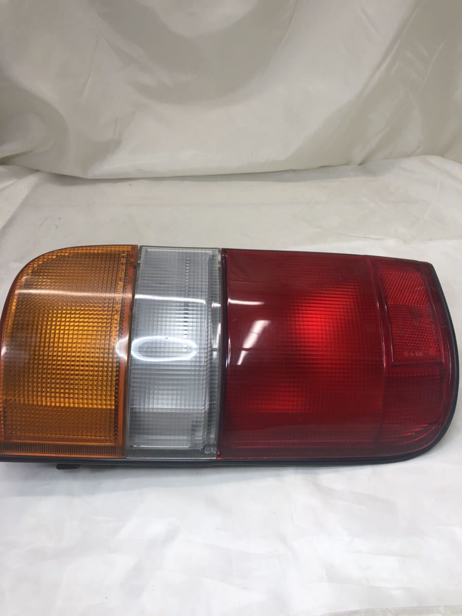 A80 トヨタ 100系 ハイエース 純正 左側　テールランプ Koito33-08031 5c 4，800 円 テールランプ ハイエース | レジアス ZERO 5型