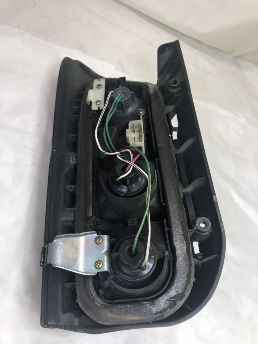 A80 トヨタ 100系 ハイエース 純正 左側　テールランプ Koito33-08031 5c 4，800 円 テールランプ ハイエース | レジアス ZERO 5型