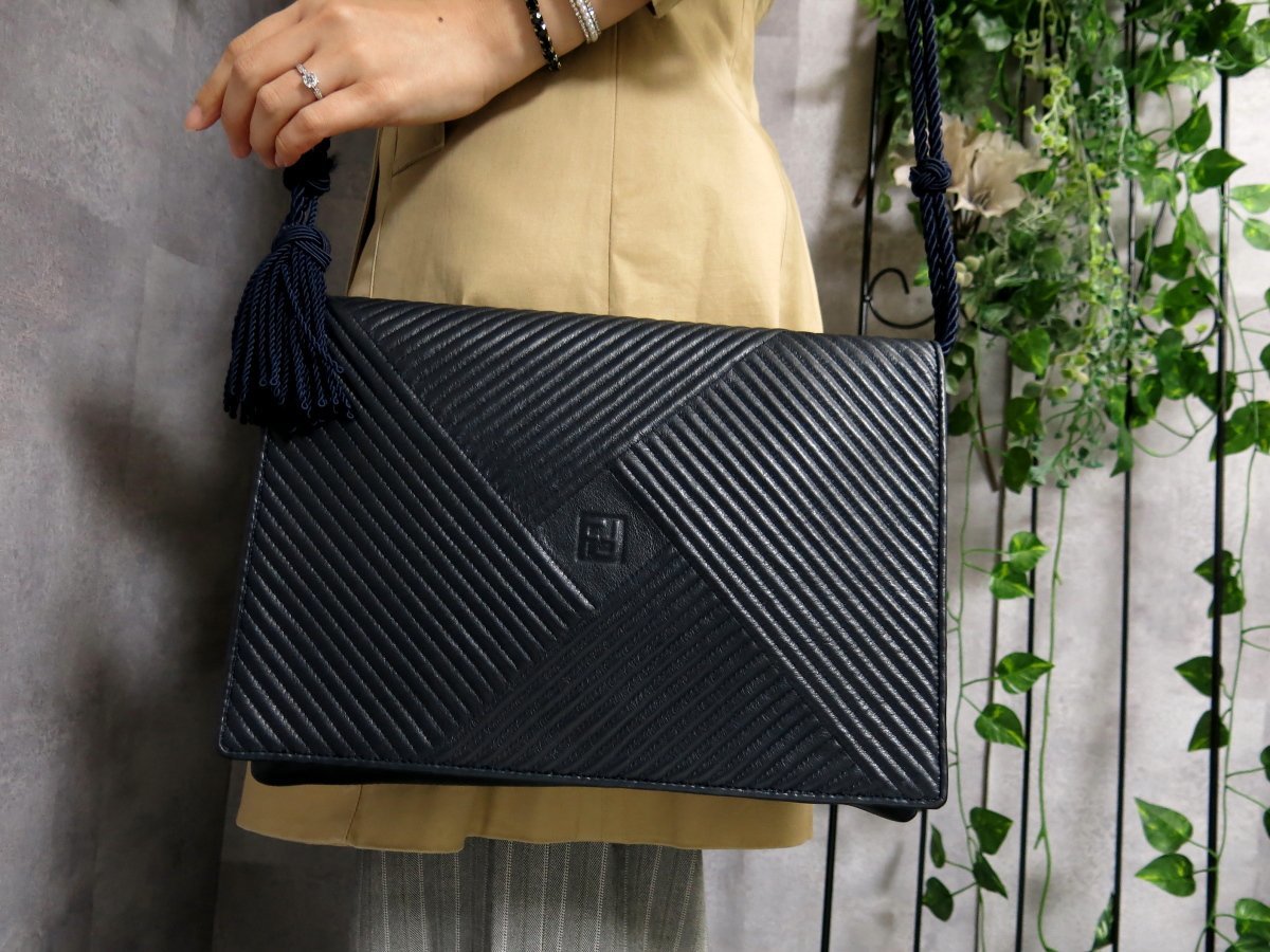 ○超美品○FENDI フェンディ○ロゴ型押し○カーフ レザー 本革 