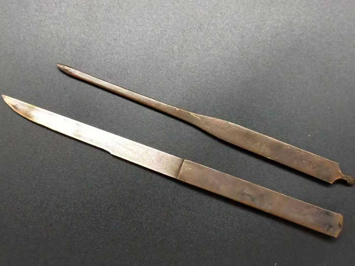 日本刀装具小柄笄家紋の図五三の桐三巴の紋銅地絵金銀刀剣美術