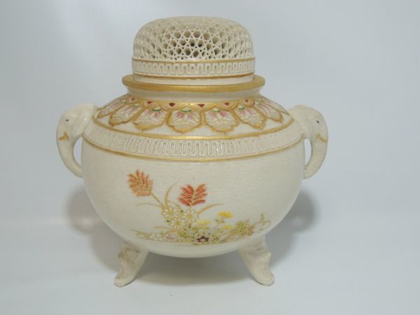 雲】薩摩焼 白薩摩 慶田造 色絵金彩秋花図籠目透彫三