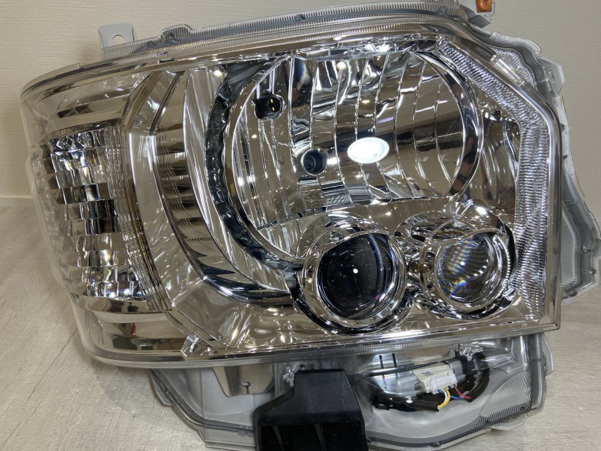【極美品・破損なし】200系　ハイエース　4型5型6型　純正LED 右ヘッドライト　右ヘッドライプ　コンピューター付き　刻印84 KOITO 26-137