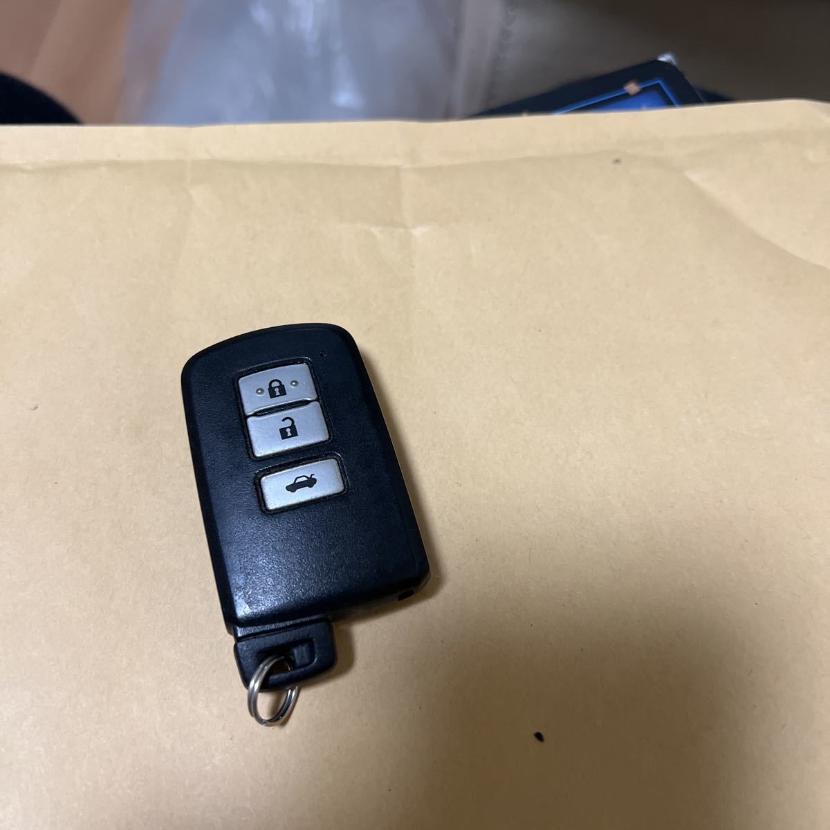 送料無料☆トヨタ　クラウンHV 純正 スマートキー　 カムリ　等々　トランクボタン付 3ボタン 基盤番号281451－0020 15
