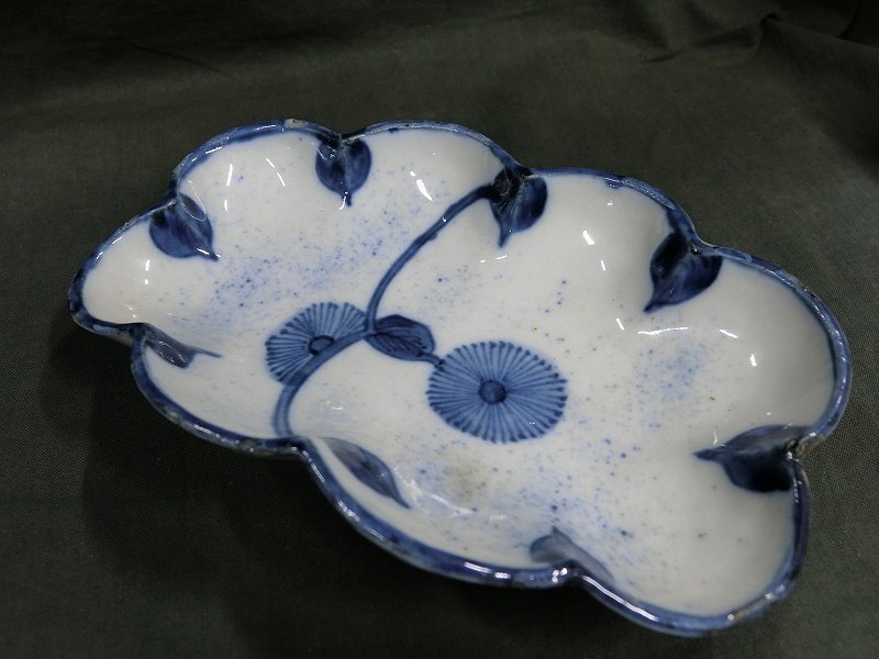 A0657 明末清初 青花瓷 古染付 花草文 変形底足付 皿 中国陶磁