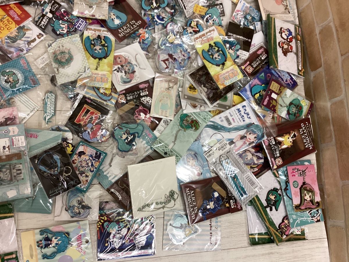 現状】 初音ミク グッズ まとめ売り 缶バッジ アクキー ラバスト 紙類