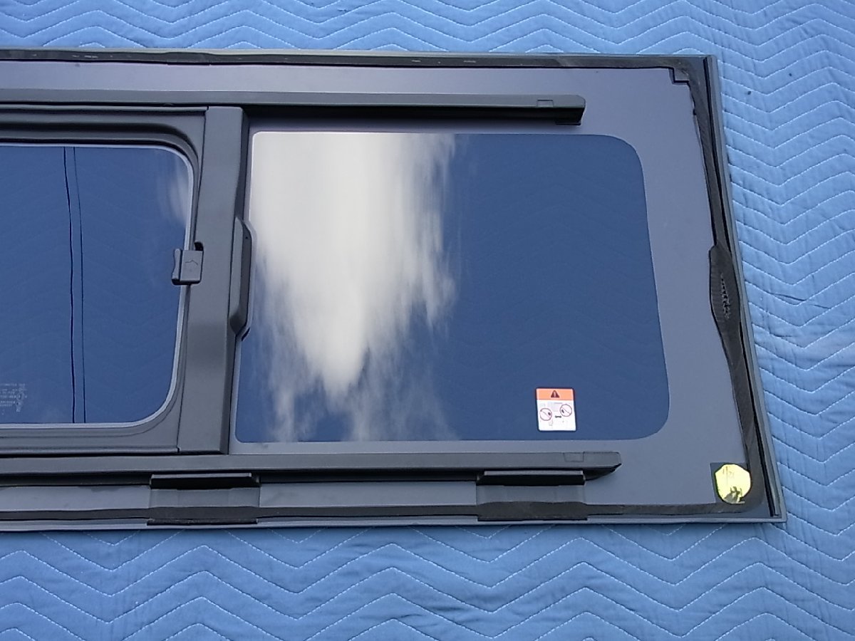 新車外し 200系 ハイエース 6型 純正 スライドドアガラス 小窓付 右側