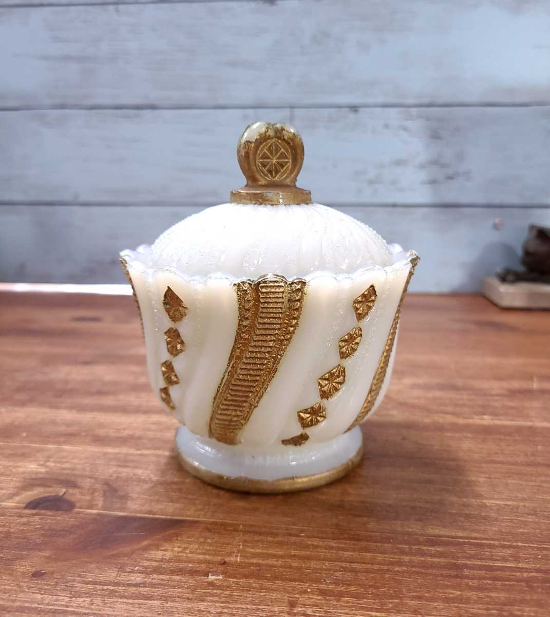 フランスアンティーク オパリンガラス 小物入れ ボンボニエール 蓋付き