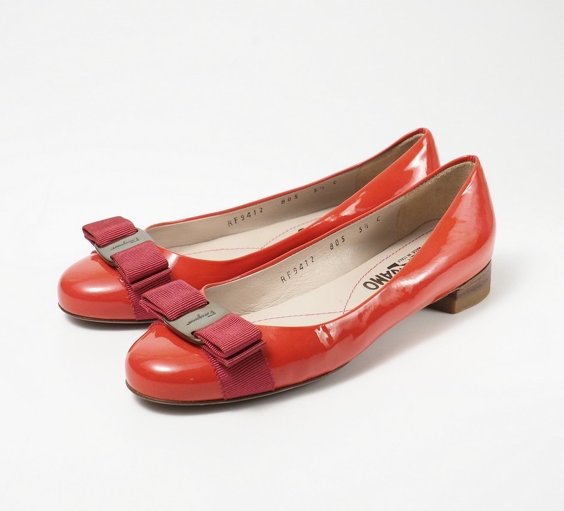 GM7496◇イタリア製*サルヴァトーレフェラガモ*VARA*ヴァラリボン*パテントレザー*パンプス*5.5C(22.5cm相当)*靴*レッド系