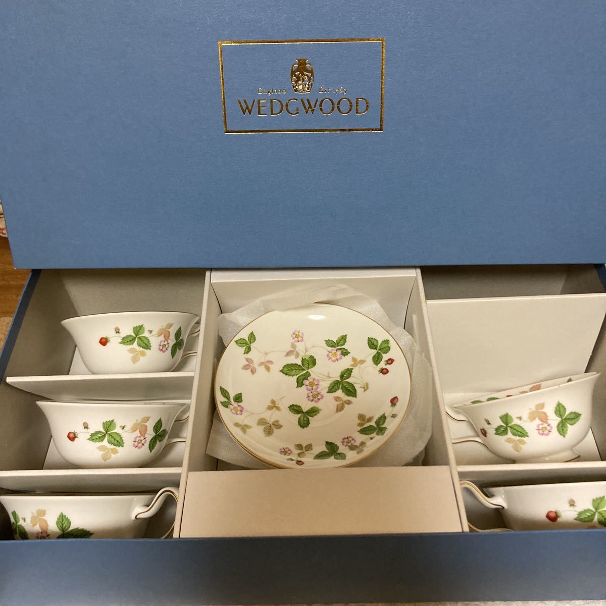 ウェッジウッド　ワイルドストロベリー　Wedgwood　黒壺　ティーカップ&ソーサー ５客　箱付