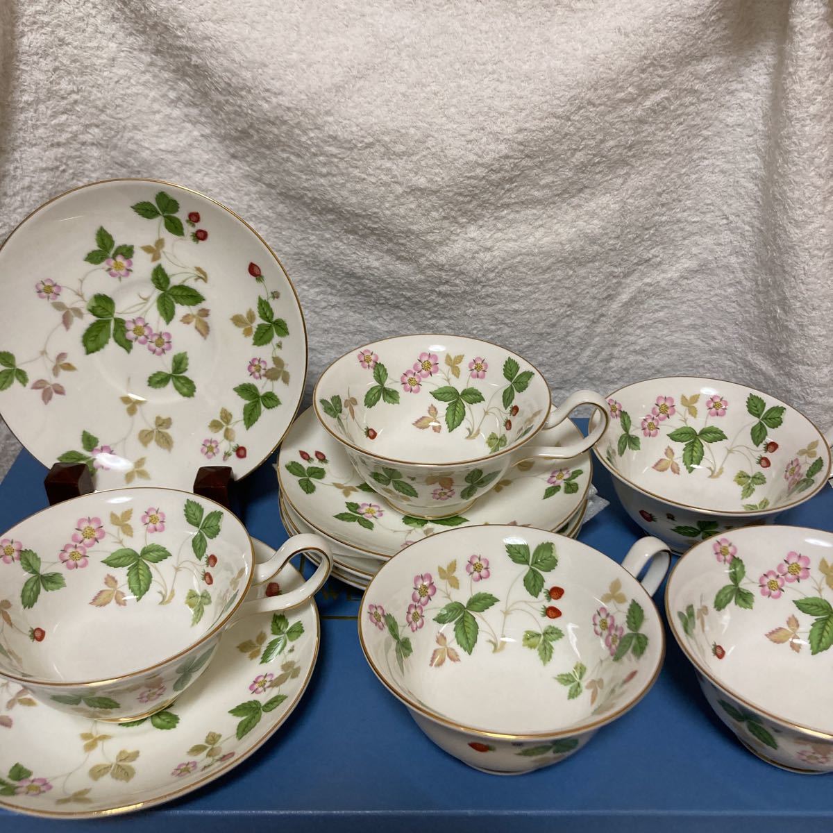 ウェッジウッド　ワイルドストロベリー　Wedgwood　黒壺　ティーカップ&ソーサー ５客　箱付