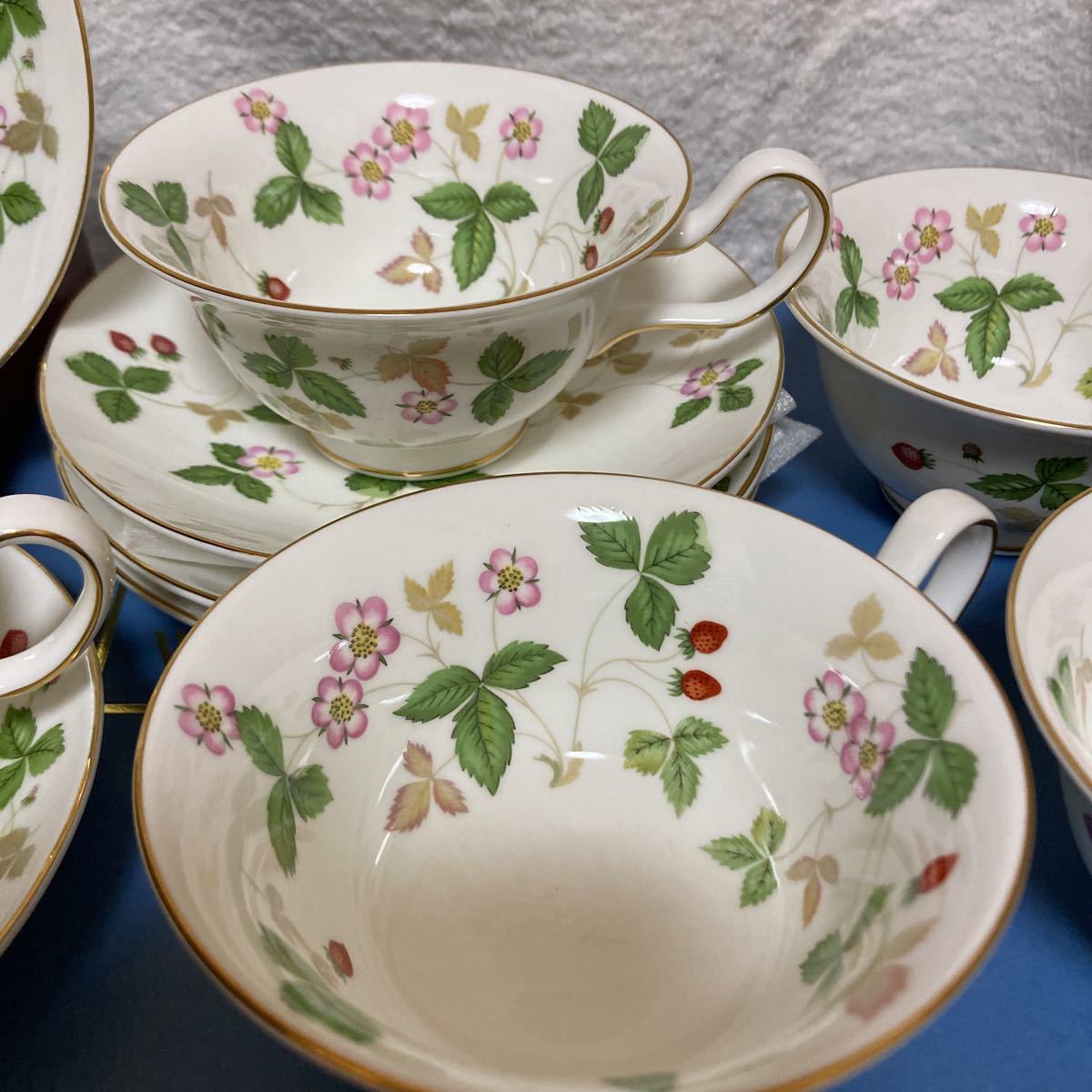 ウェッジウッド　ワイルドストロベリー　Wedgwood　黒壺　ティーカップ&ソーサー ５客　箱付