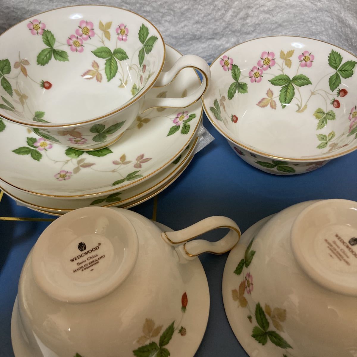 ウェッジウッド　ワイルドストロベリー　Wedgwood　黒壺　ティーカップ&ソーサー ５客　箱付