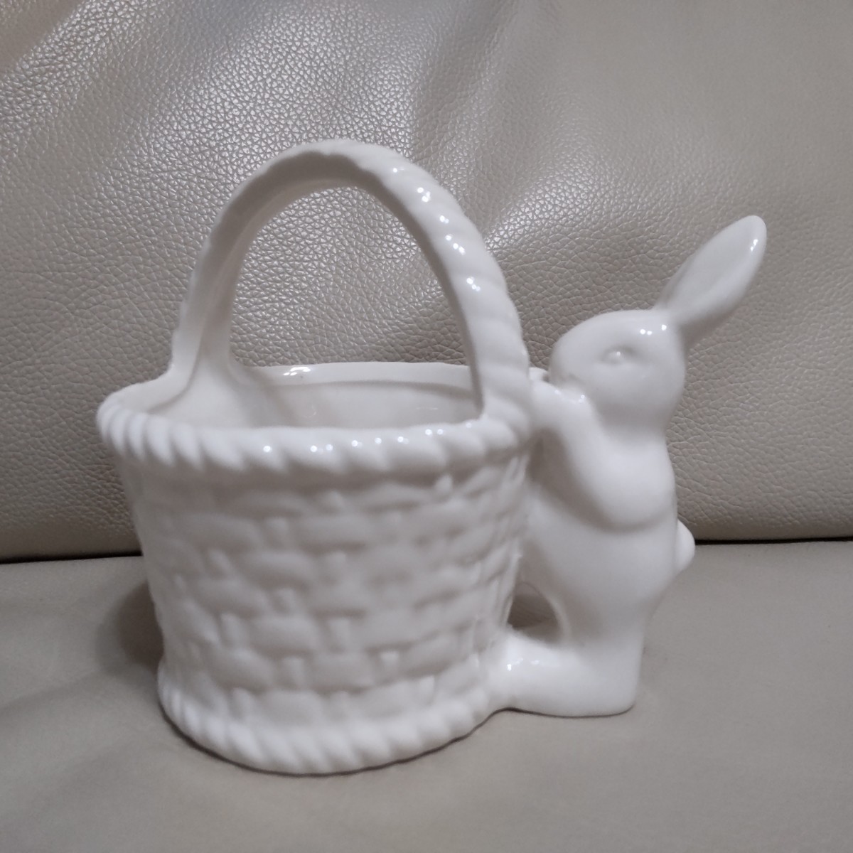 新品、未使用 うさぎ バスケット型 陶器置物 白磁 新品 バスケット持ちうさぎ インテリア オブジェ 小物 置き物 置物