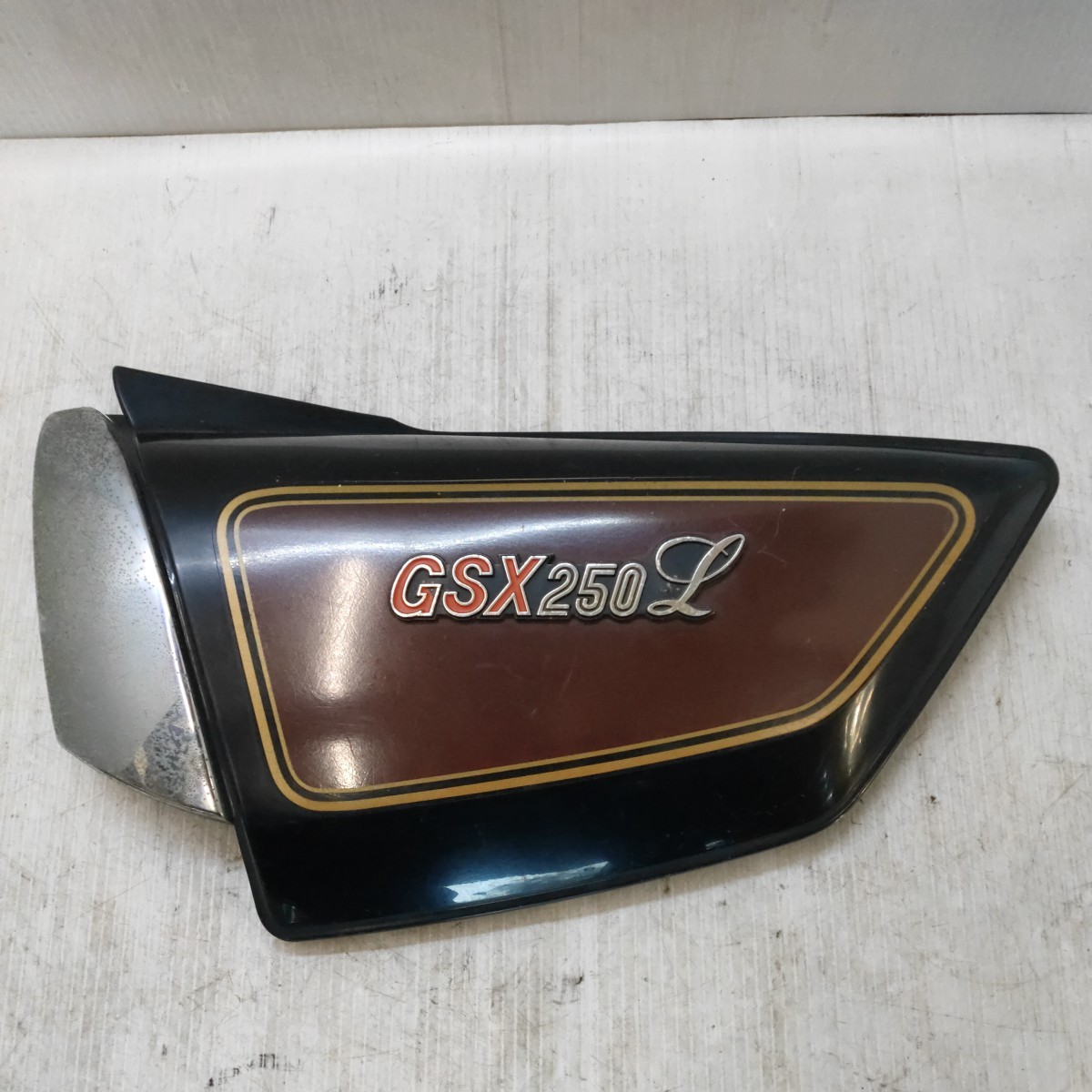 ★【0309-14】 スズキ　GSX250L　サイドカバー　左　部品番号：47210－11900　L　ピン折れあり