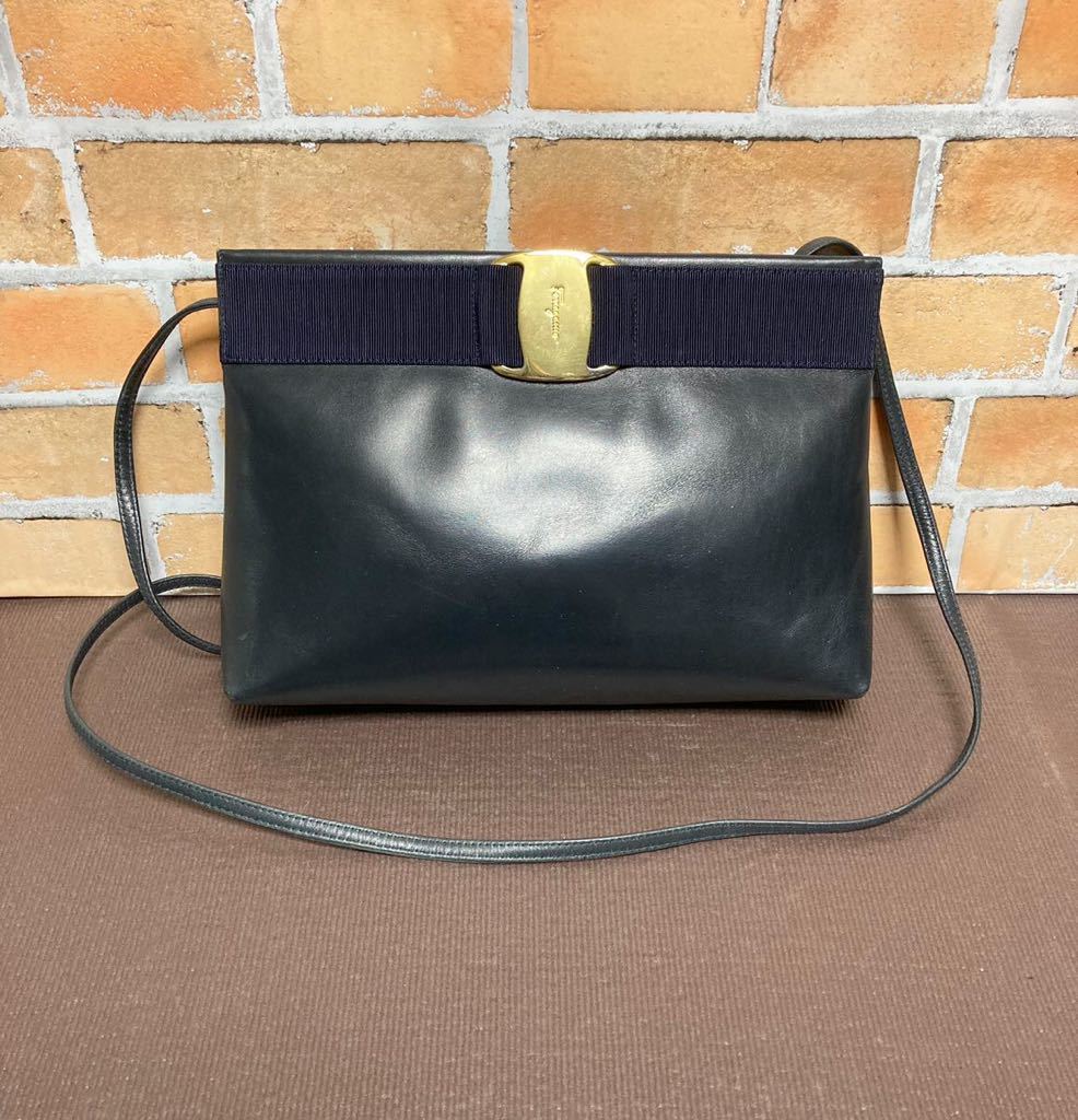 フェラガモヴァラリボン ショルダーポーチ ブルー シルバー金具