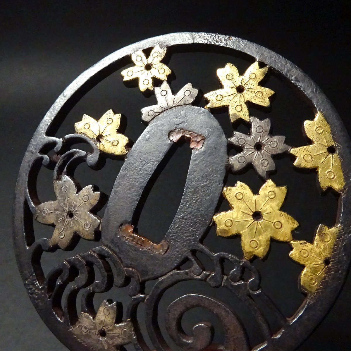 限定セール，HOT 慶應 '侍 SAMURAI'刀装具逸品展 桜花に波図透鐔 無銘 鉄地 地透 丸形 金銀布目象嵌 透かし大鍔 化粧箱入 秀逸名品 TSD31(鍔、刀装具)｜売買されたオークション情報、yahooの商品情報をアー 鍔、刀装具
