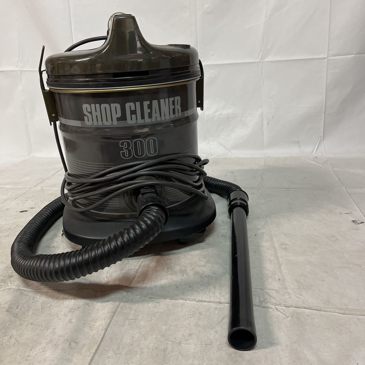ジャンク品】SANYO 店舗用 電気掃除機 。BSC-307。先端部分無し。(掃除