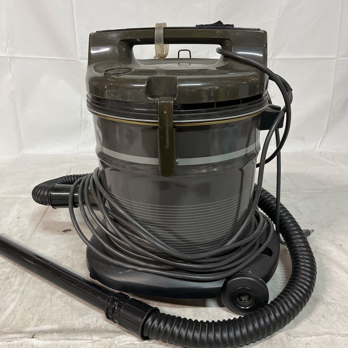 ジャンク品】SANYO 店舗用 電気掃除機 。BSC-307。先端部分無し。(掃除