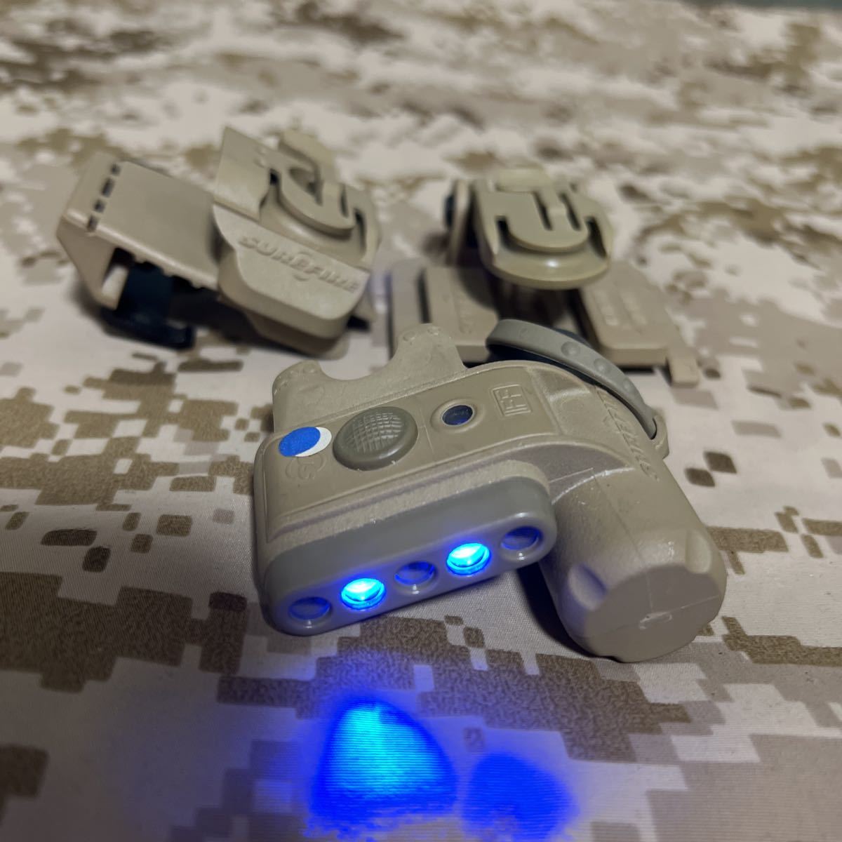 SUREFIRE IFF CERT US PAT PEND 電池　SF123A タクテカルライト　サイドワインダー(コンパクト)マウント2種類　新品未使用品　正規品購入 - Helmet Light