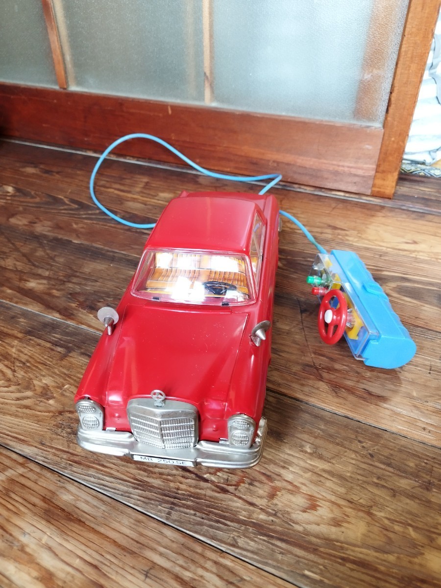 ブリキの米澤玩具の電動自動車です。1960年代のメイドインジャパン