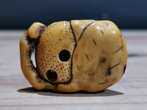 陵】r75kf66r 牙彫 木の実 人物紋 根付 ・東洋彫刻・ 検索) 提げ物