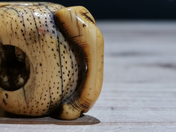 陵】r75kf66r 牙彫 木の実 人物紋 根付 ・東洋彫刻・ 検索) 提げ物