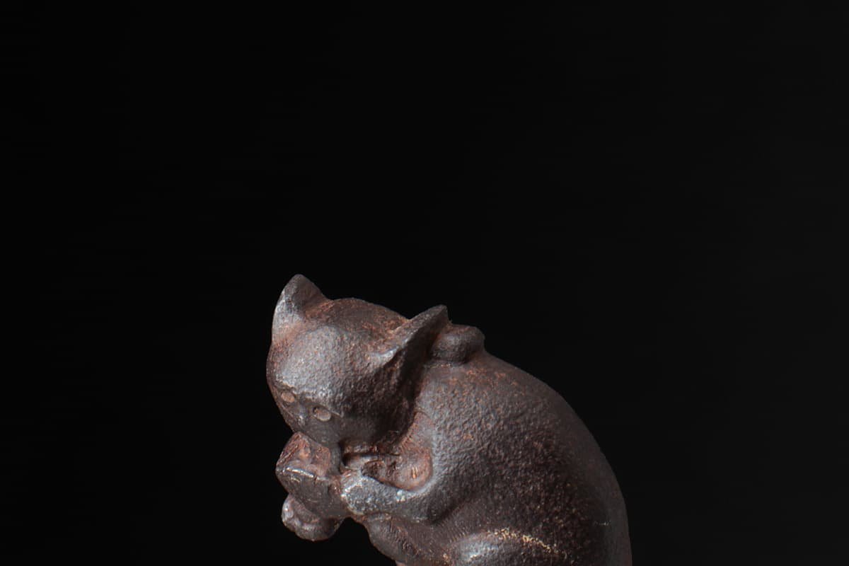 HX131 時代物 煙草入/叺用具 鉄地 猫図 前金具 横2.7cm/重11g・鉄猫圖