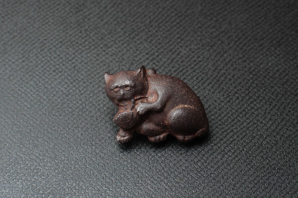 HX131 時代物 煙草入/叺用具 鉄地 猫図 前金具 横2.7cm/重11g・鉄猫圖