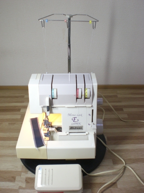 １本針３本糸ロックミシン美れいにかがれる動作品　高性能　美馬精機　Ｍｉｍａ　LOCKフットコントローラーと屑入れ付クリーニング除菌注油