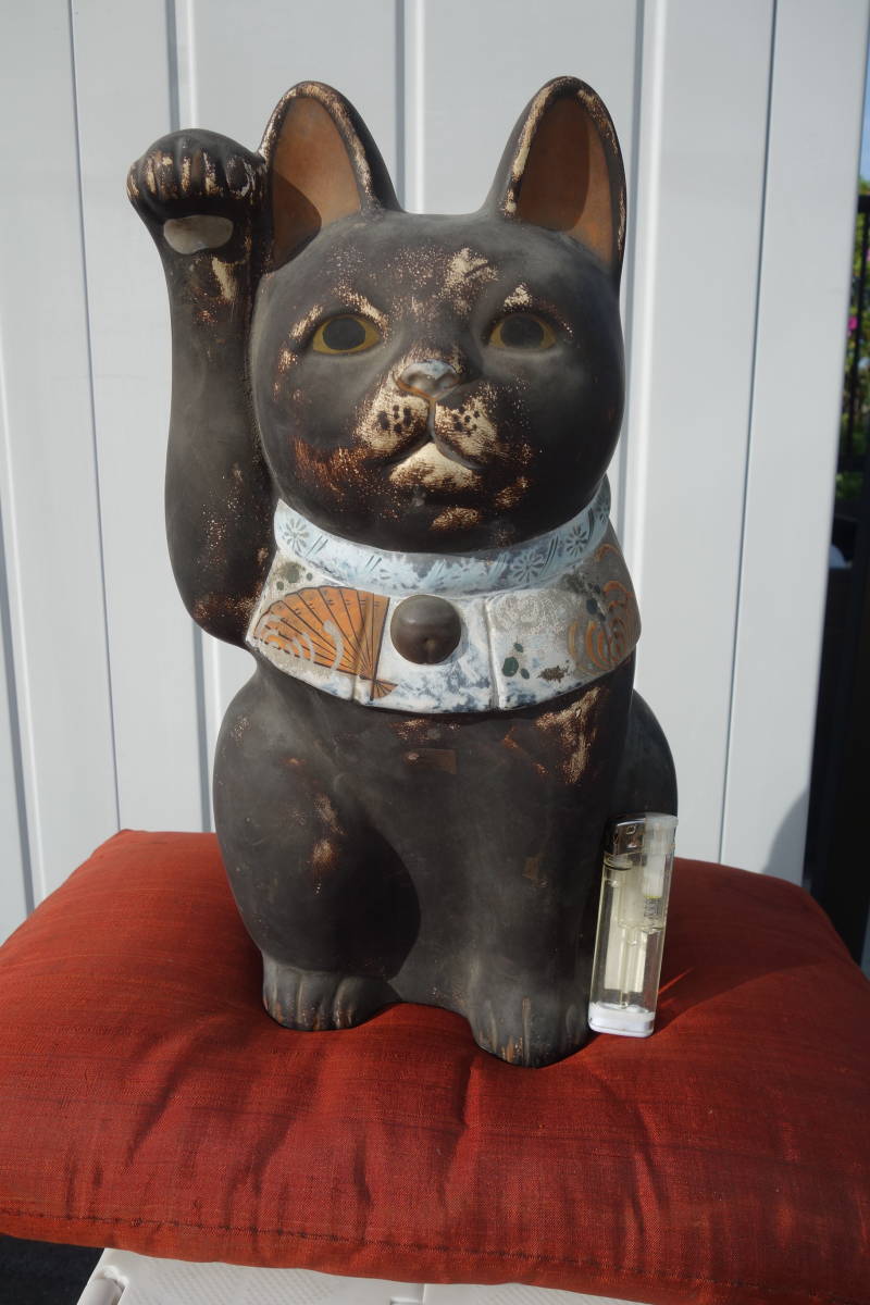 数量限定，爆買い 古作 郷土玩具 大きな招き猫 黒色 右手上げ 座布団 置物 オブジェ 店先 商売盛 縁起物 ねこ ネコ 貯金箱(貯金箱)｜売買されたオークション情報、yahooの商品情報をアーカイブ公開 - オークフ 貯金箱