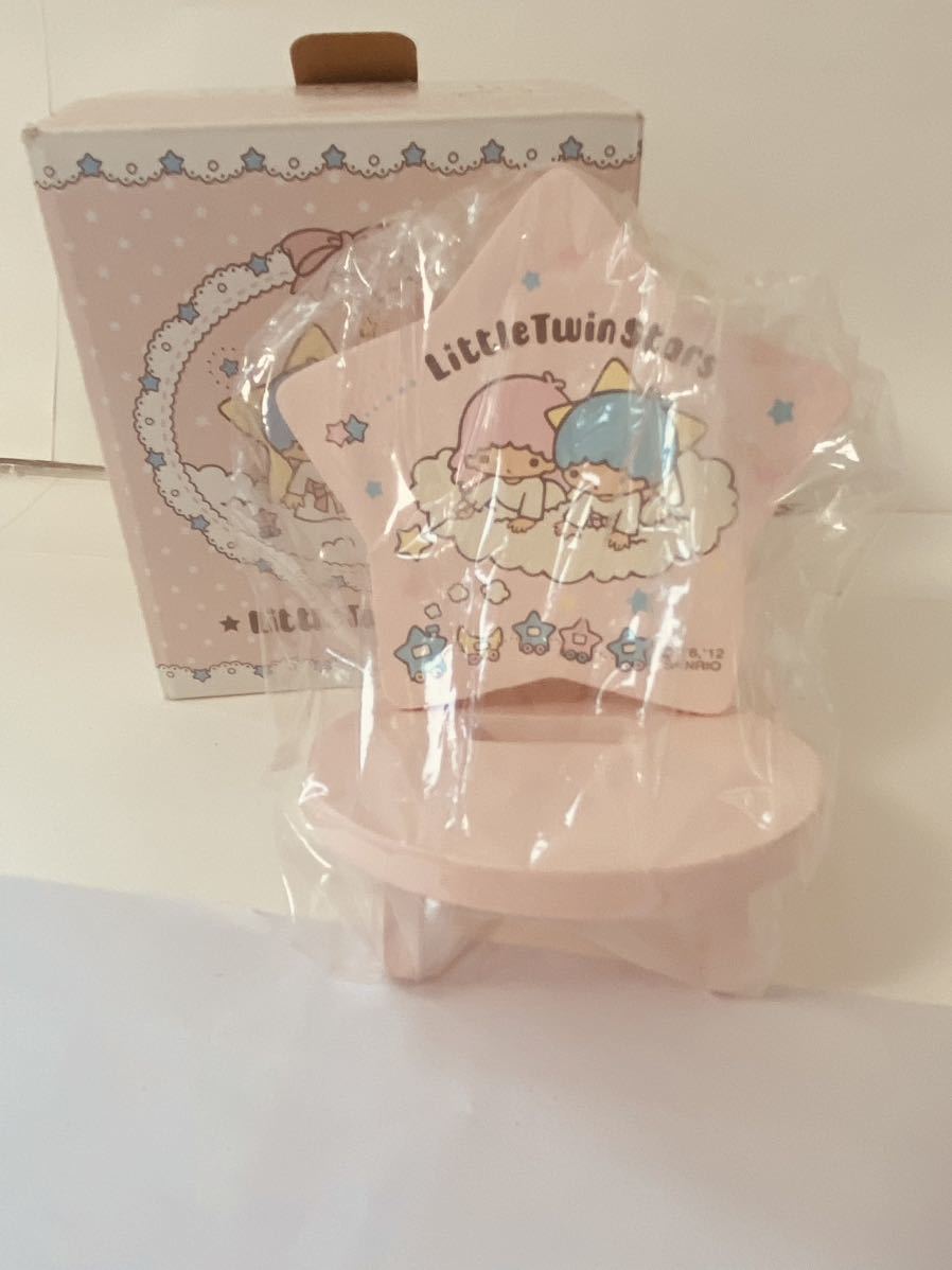 【セール，HOT】 サンリオ リトルツインスターズ キキララ 木製 スマホホルダー チェアー 2012 レア(リトルツインスターズ)｜売買されたオークション情報、yahooの商品情報をアーカイブ公開 - オークファン リトルツインスターズ