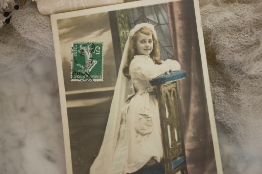 【低価，得価】 アンティーク ポストカード 青い椅子と初聖体の美少女(雑貨)｜売買されたオークション情報、yahooの商品情報をアーカイブ公開 - オークファン その他