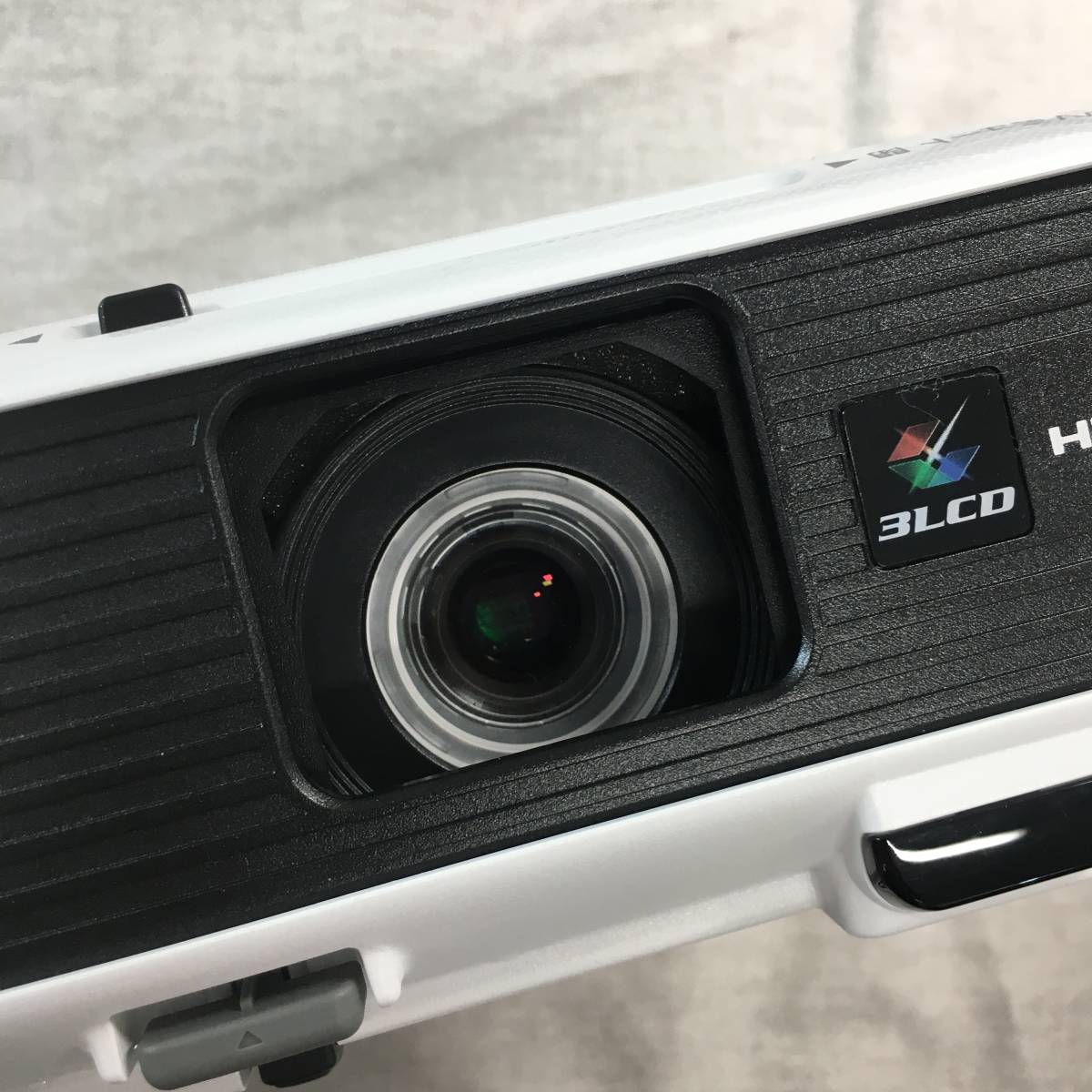 EB-S04 プロジェクター EPSON SVGA 2.4kg 完全品 現状品 エプソン