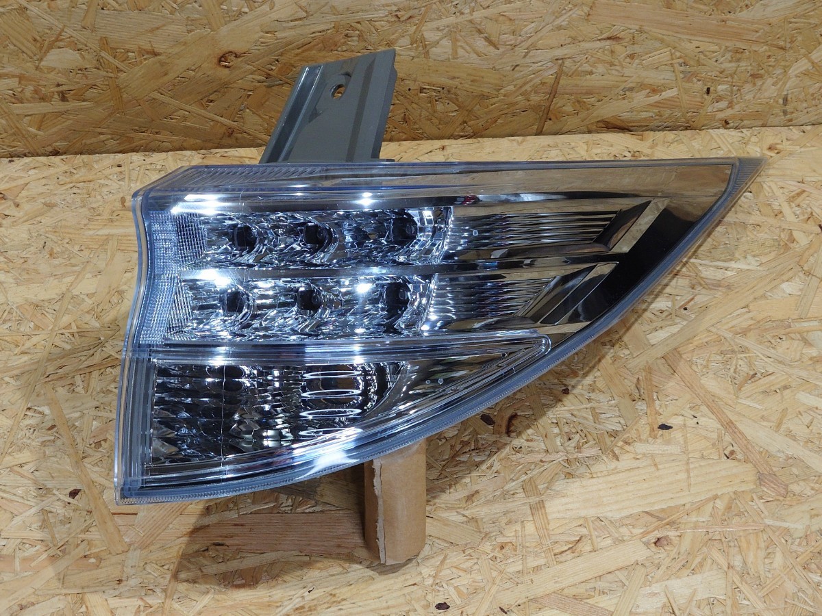 AHR20 トヨタ純正 エスティマAHR20 LEDテールランプ右側 ICHIKOH28-207