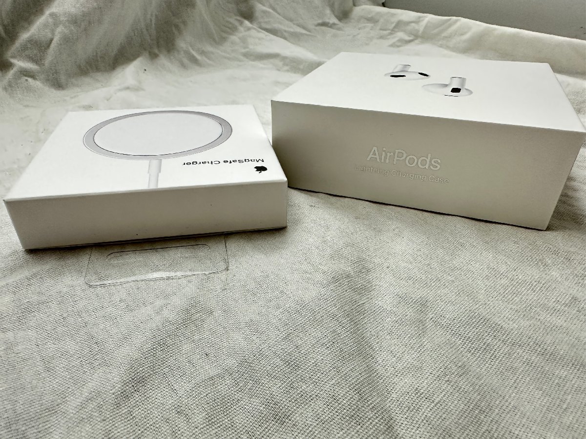 Å AirPods 第3世代 Lightning充電ケース付き MPNY3J/A MagSafe Charger 