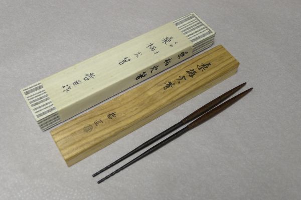 格安，品質保証 Q263 黒谷哲匠 作 桑柄火箸 全長29cm 炉道具 茶道具 煎茶道具 作家物 元箱付/60(その他)｜売買されたオークション情報、yahooの商品情報をアーカイブ公開 - オークファン その他