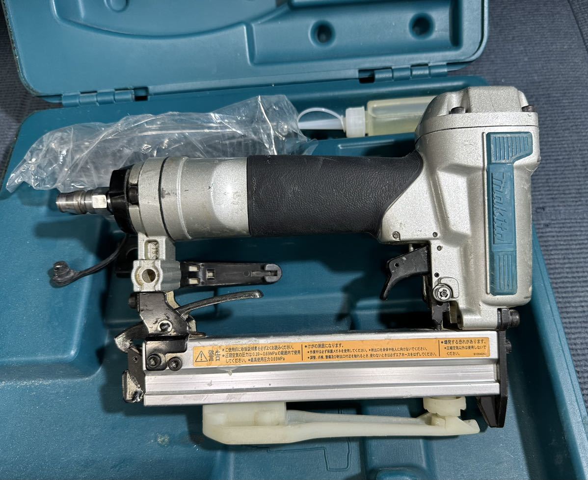 I-178］マキタ AT425AK 常圧タッカー 4mm 専用ケース付き(エア釘打機  