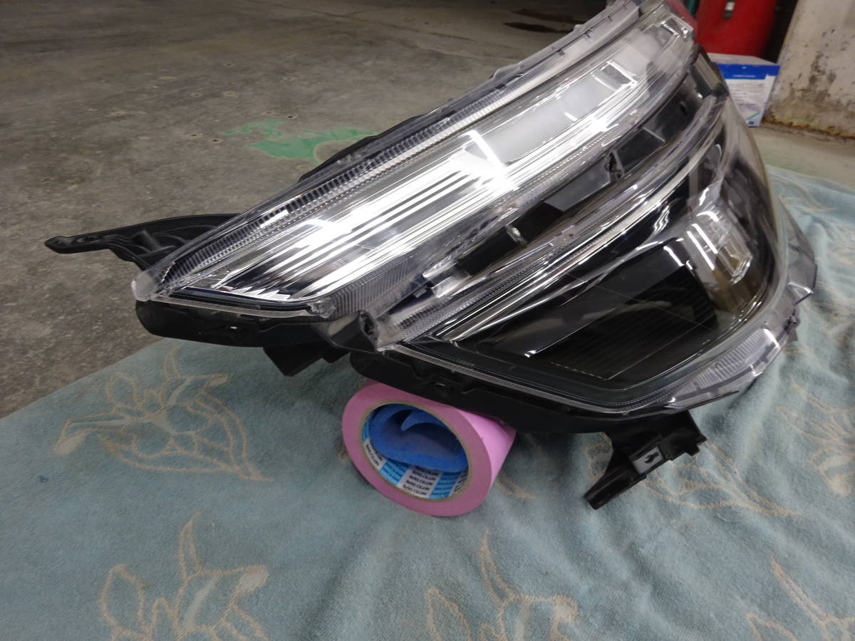 トヨタ ヴォクシー80 後期 右ヘッドライトLED ichikoh 28-240 80系